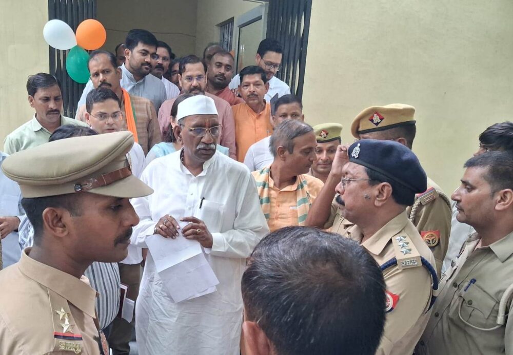 प्रभारी मंत्री सुरेश राही ने सीएचसी का किया औचक निरीक्षण, कम मरीज मिलने पर जताई नाराजगी