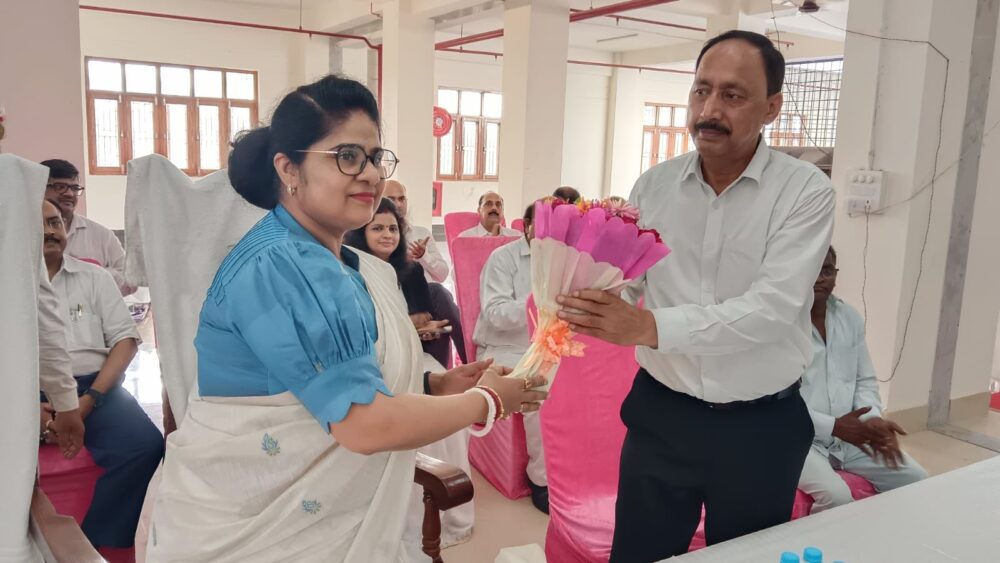 वरिष्ट प्रशासनिक अधिकारी सेवानिवृत, भव्य विदाई समारोह में जिला जज सहित सभी ने की शिरकत, शेष जीवन के लिए दी शुभकामनाएं