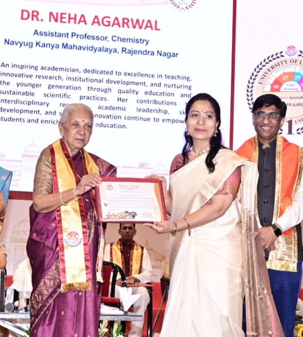 राज्यपाल ने नवयुग महाविद्यालय की शिक्षिका को किया सम्मानित