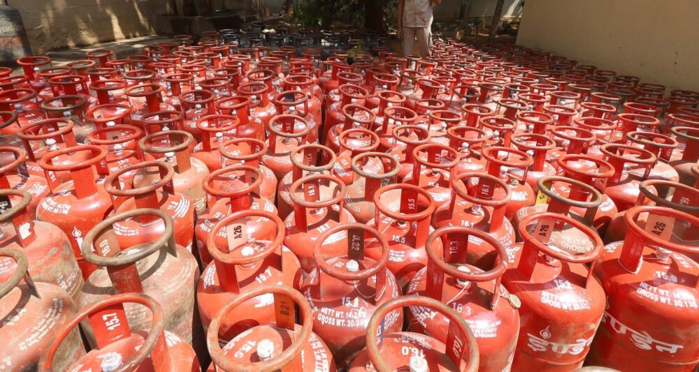 घरेलू गैस सिलेंडर के लिए देनी होगी दोगुनी कीमत