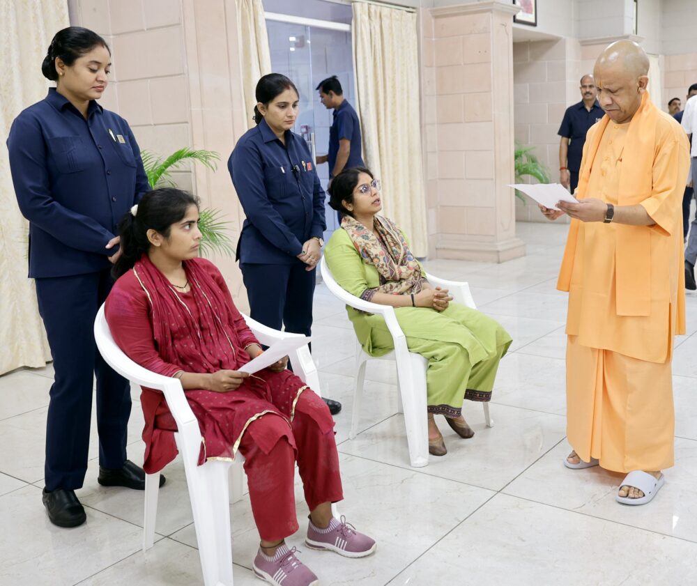 अपराधियों पर कार्रवाई और जनसमस्याओं के निस्तारण में शिथिलता बर्दाश्त नहीं: योगी