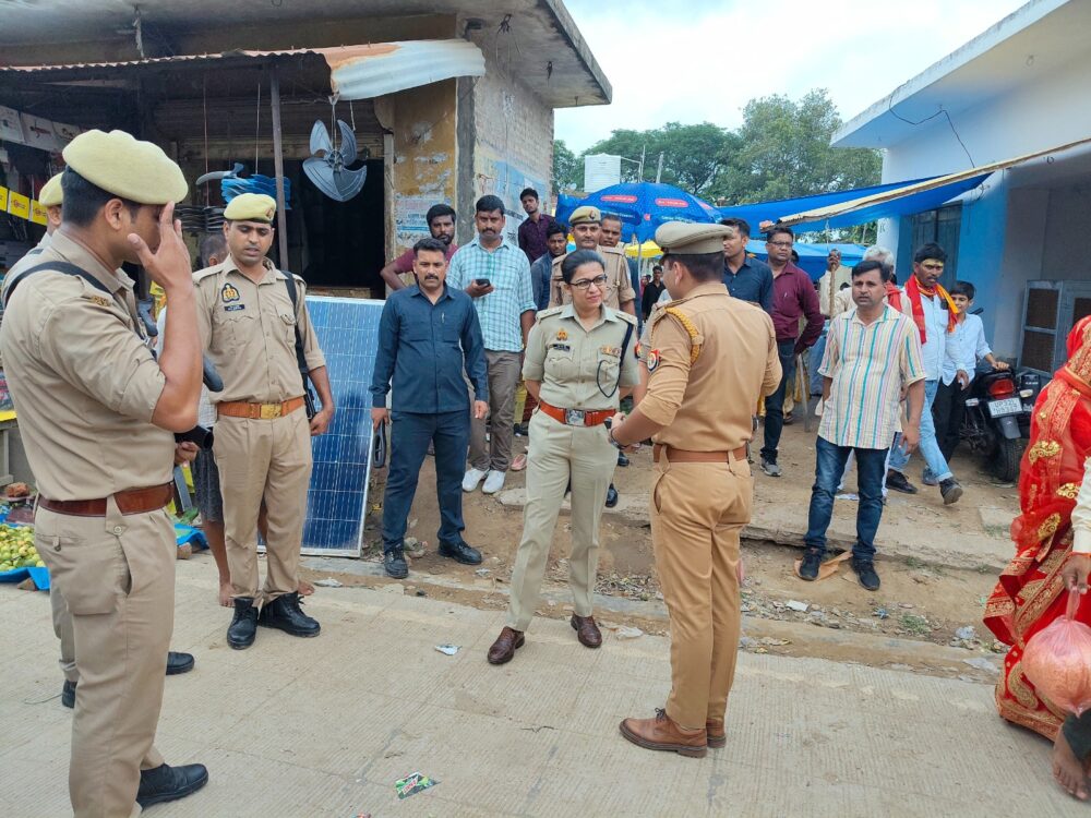 एसपी एवं एएसपी द्वारा सावन के प्रथम सोमवार पर जनपद के मंदिरों की सुरक्षा व्यवस्था का किया निरीक्षण