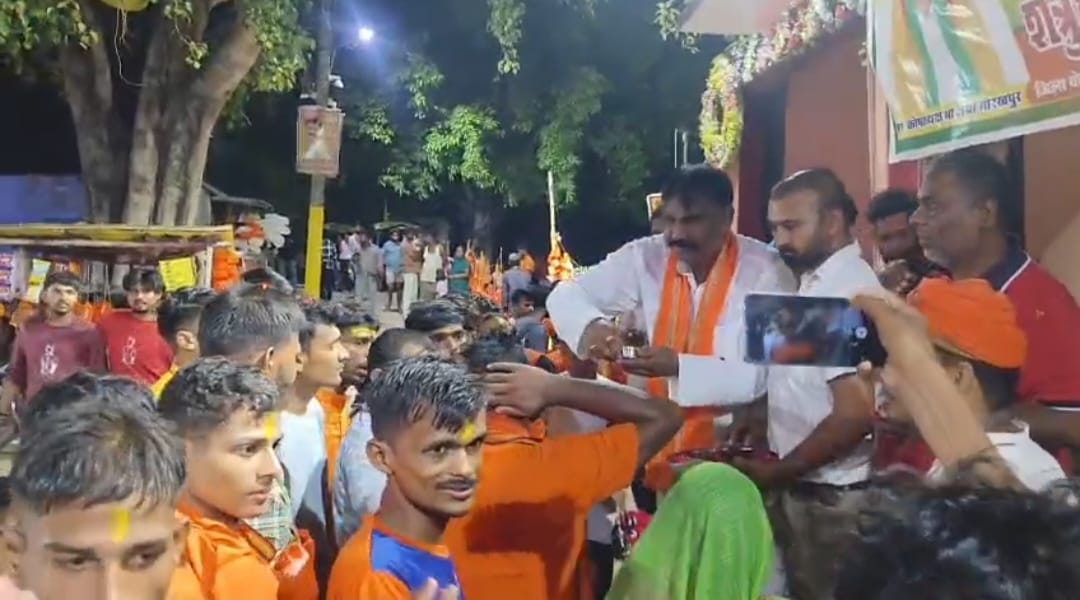समाजसेवियों ने पुष्प वर्षा व तिलक लगाकर कांवरिया के जत्थे को किया रवाना।