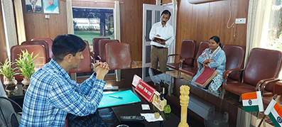 जनता मिलन में फरियाद का समाधान, राधा देवी को 10 साल बाद मिली 2100 वर्गफुट भूमि की रजिस्ट्री