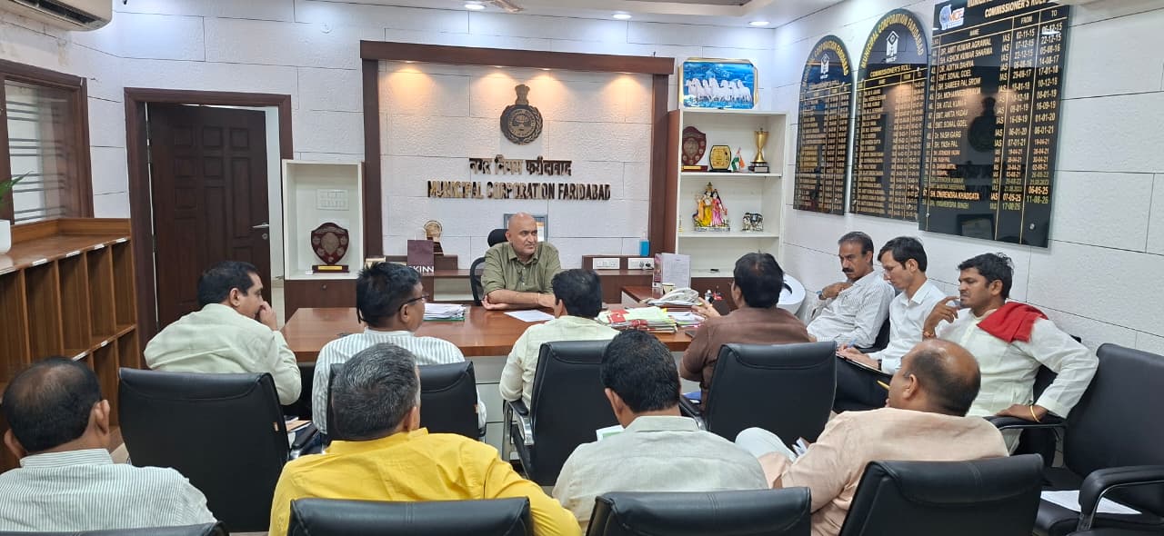 पार्षदों के साथ बैठक में निगमायुक्त ने वार्डों के विकास कार्यों की समीक्षा की