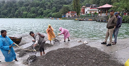 मानसून की बारिश से नैनी झील में जमा मलबा हटाने का काम शुरू