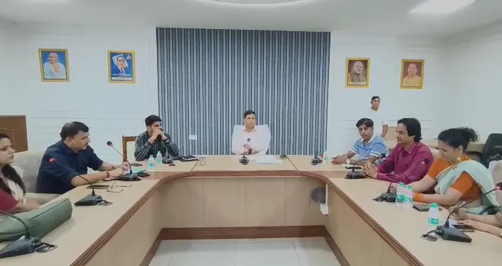 डीएम ने एनजीओ और सोशल मीडिया इन्फ्लुएंसर्स को दिए प्रशस्ति पत्र