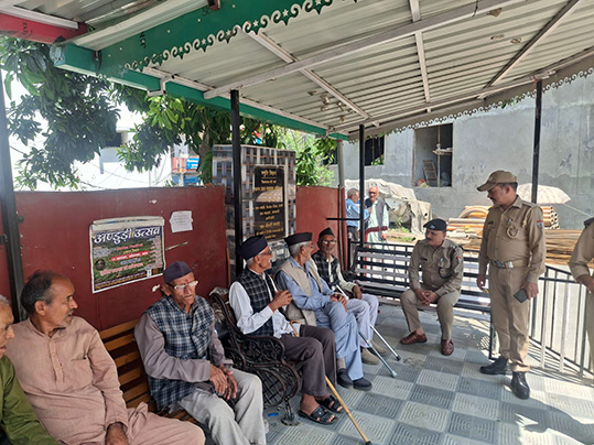 जनपद पुलिस का संवेदनशील अभियान, बुजुर्गों की समस्याएं सुनकर किया संवाद