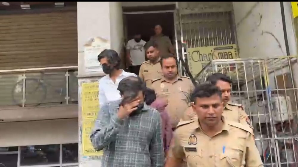 पुलिस चौकी के बगल में चल रहा था फर्जी कॉल सेंटर, 16 गिरफ्तार