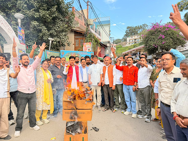 राहुल गांधी की टिप्पणी के विरोध में चौघानपाटा में फूंका पुतला