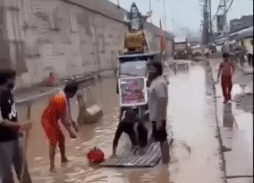 जलभराव भी नहीं रोक पाया कांवड़िए का हौसला