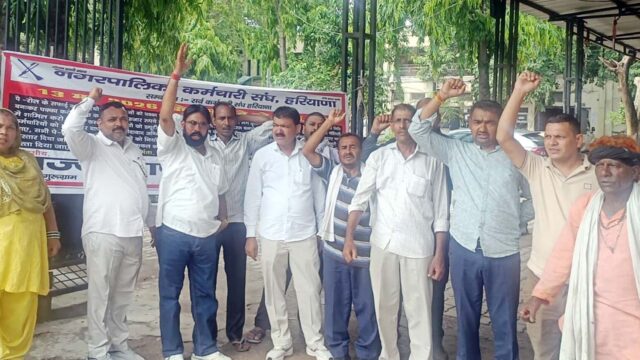 चौथे दिन भी हड़ताल पर रहे नगर निगम के सफाई कर्मचारी