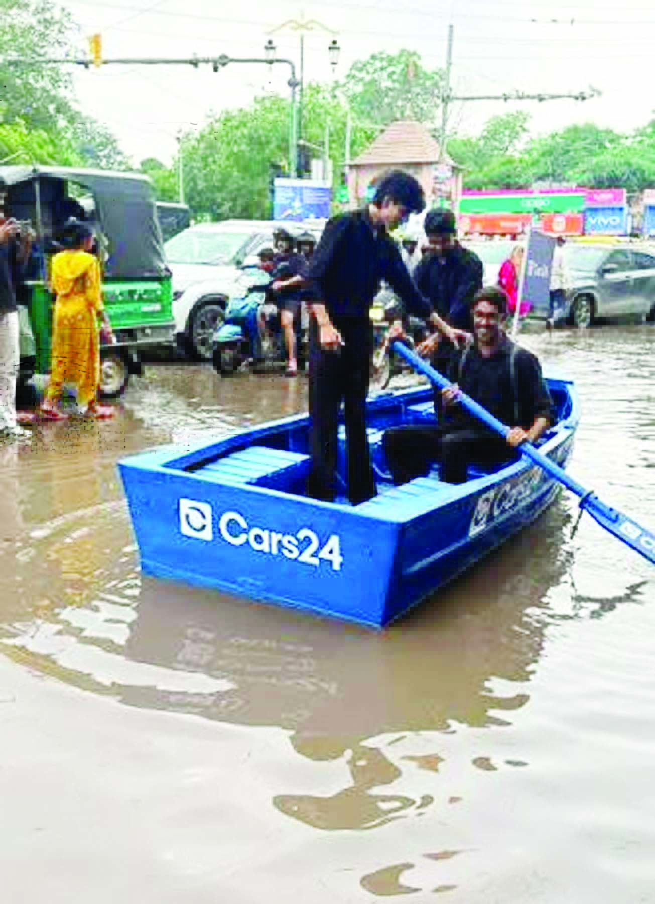 गुरुग्राम में भरे बरसाती पानी में नाव चलाने वाली कंपनी कार्स-24 बैकफुट पर