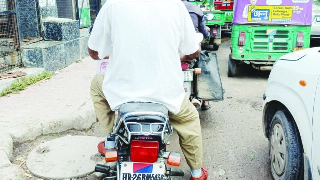 बाइक पर पुलिस का स्टीकर जरूरी, हाई सिक्योरिटी नंबर प्लेट से परहेज