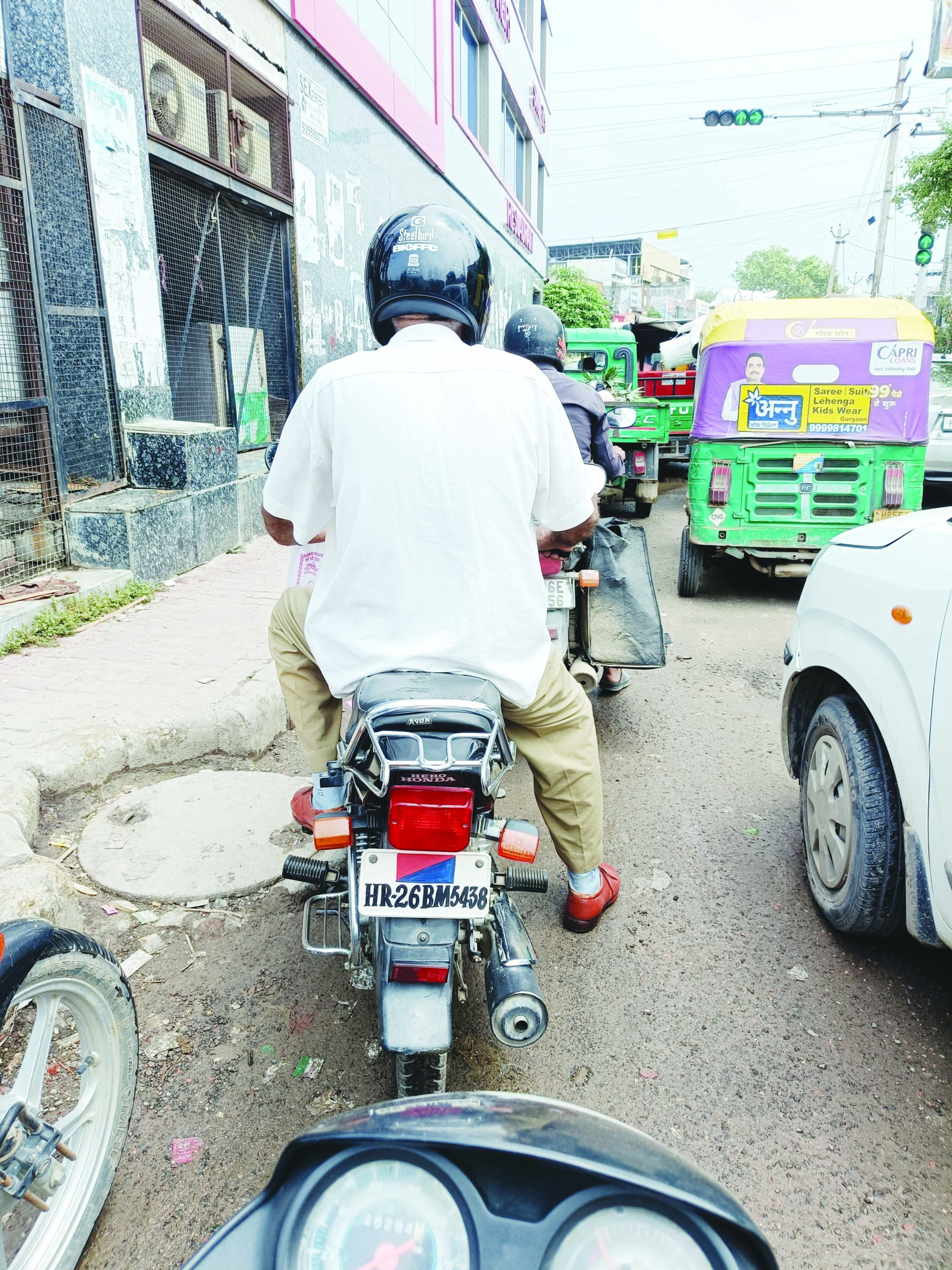 बाइक पर पुलिस का स्टीकर जरूरी, हाई सिक्योरिटी नंबर प्लेट से परहेज