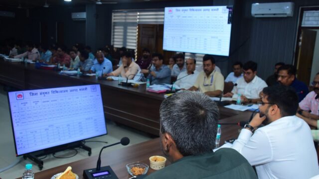 स्वास्थ्य सेवाओं में लापरवाही पर डीएम सख्त, कांधला सीएचसी अधीक्षक को फटकार