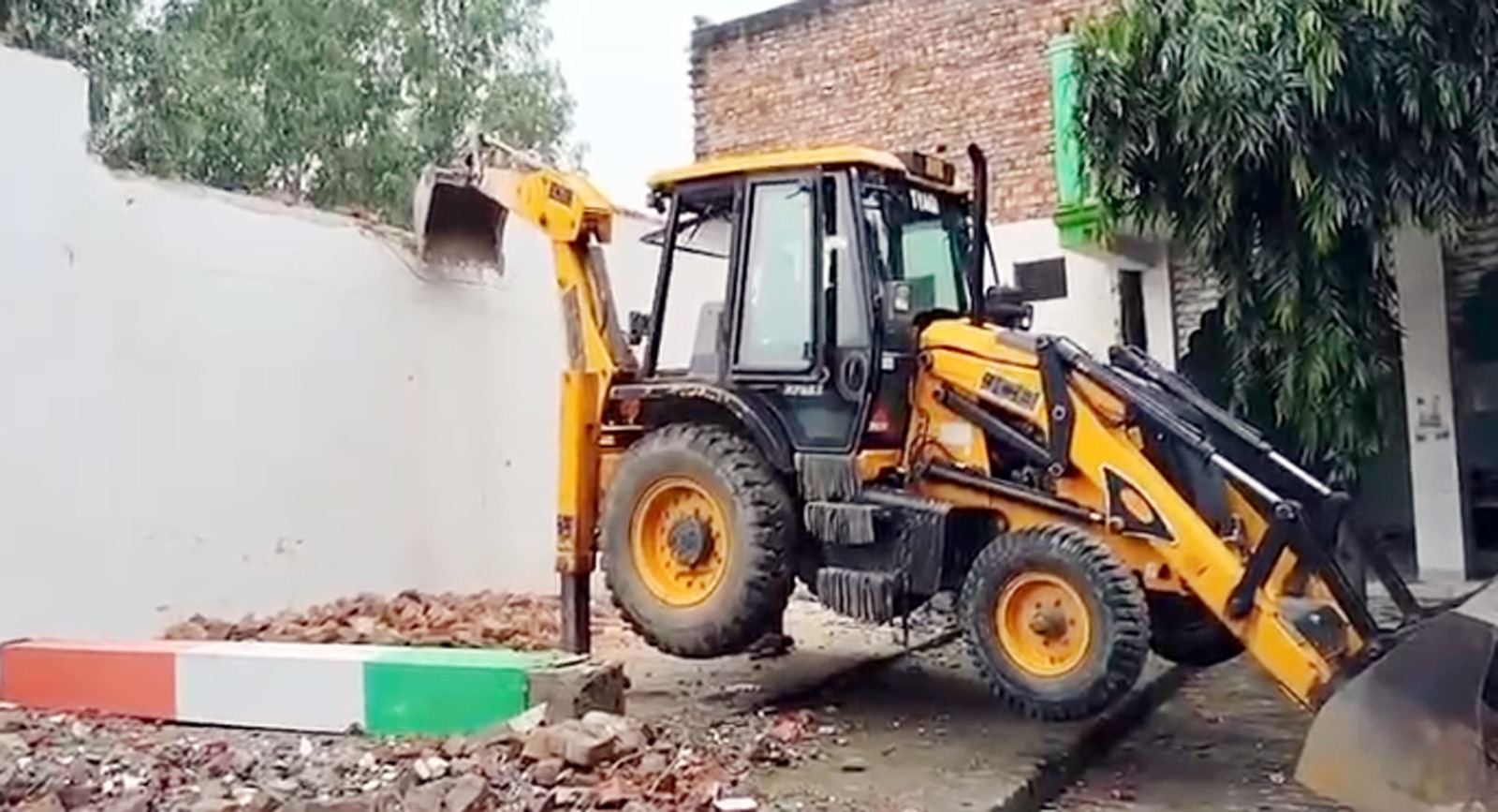 प्रशासन की कार्रवाई से पहले मदरसा प्रबंधन ने खुद हटाया सरकारी जमीन से कब्जा