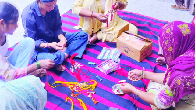 राखियों में बुनी आत्मनिर्भरता, महिलाओं ने बदली तकदीर