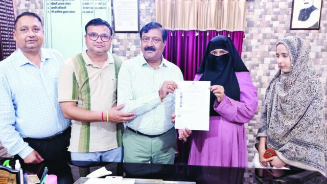 शामली में ‘एक परिवार-एक पहचान’ योजना का शुभारंभ, इमराना को मिला पहला फैमिली आईडी कार्ड