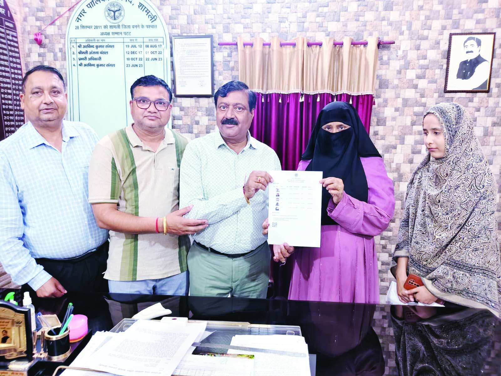शामली में ‘एक परिवार-एक पहचान’ योजना का शुभारंभ, इमराना को मिला पहला फैमिली आईडी कार्ड