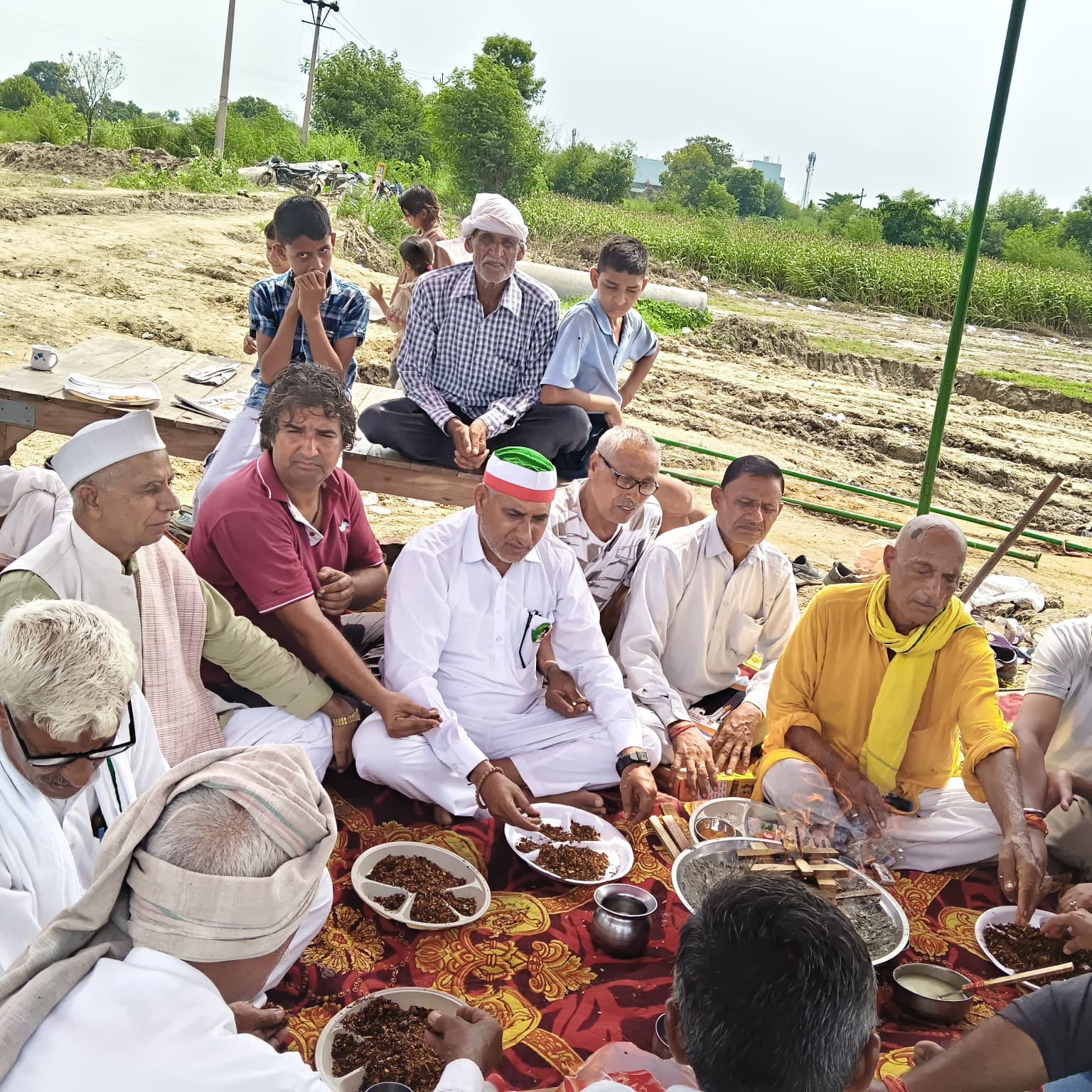 सोतई गांव में किसानों का अनिश्चितकालीन धरना जारी,