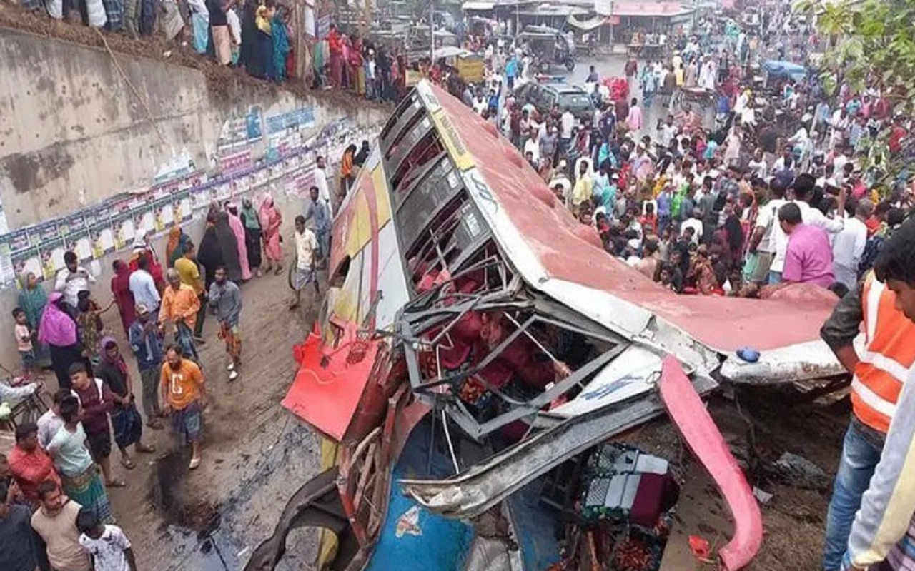 बांग्लादेश के सिलहट और बोगरा में दो बसें दुर्घटनाग्रस्त, सात मजदूरों समेत 15 की मौत