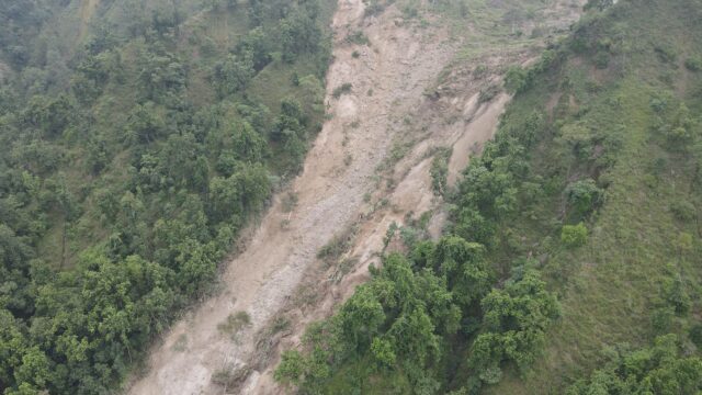 पहाड़ी का बड़ा हिस्सा खिसका,शाहजहांपुर में दहशत