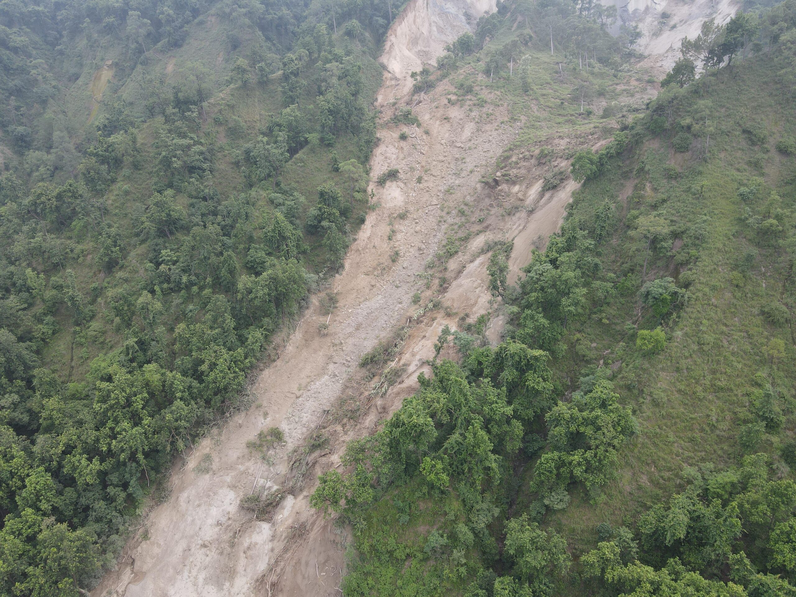 पहाड़ी का बड़ा हिस्सा खिसका,शाहजहांपुर में दहशत
