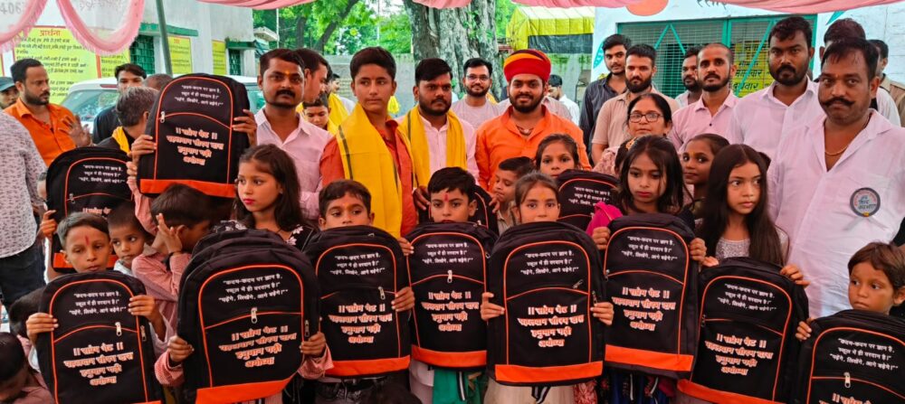 सब पढ़ें, सब बढ़ें’ का संदेश, सौरभ दास ने बच्चों को वितरित कीं पुस्तकें व पाठ्य सामग्री
