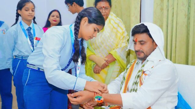 रक्षाबंधन पर बच्चों ने नीरज सिंह को बांधा रक्षासूत्र