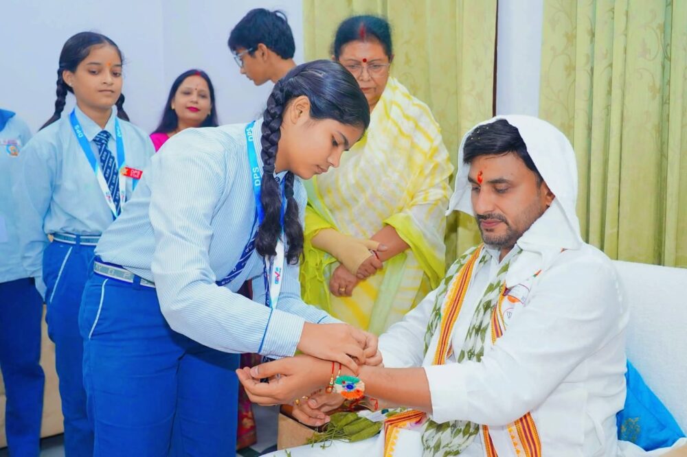 रक्षाबंधन पर बच्चों ने नीरज सिंह को बांधा रक्षासूत्र