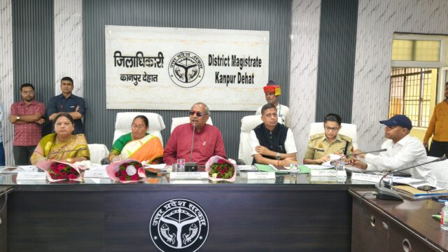 कैबिनेट मंत्री संजय निषाद की अध्यक्षता में कलेक्ट्रेट परिसर स्थित माँ मुक्तेश्वरी सभागार कक्ष में जिला स्तरीय विकास कार्यों एवं कानून व्यवस्था की समीक्षा बैठक सम्पन्न