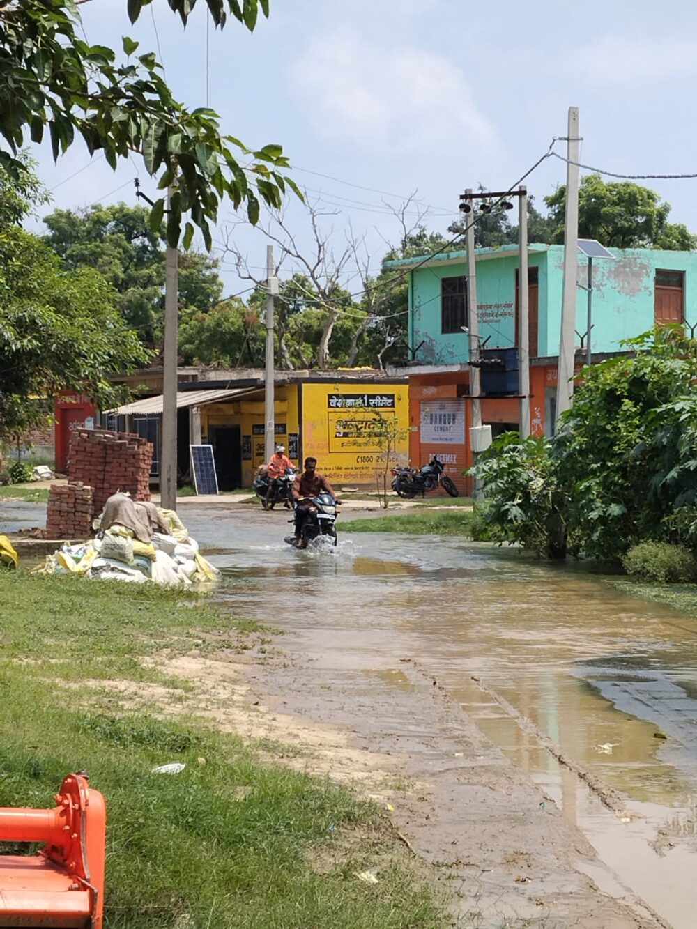 गंगा के बढ़ते तांडव से दहेलिया-जमापुर मार्ग ठप होने की कगार पर