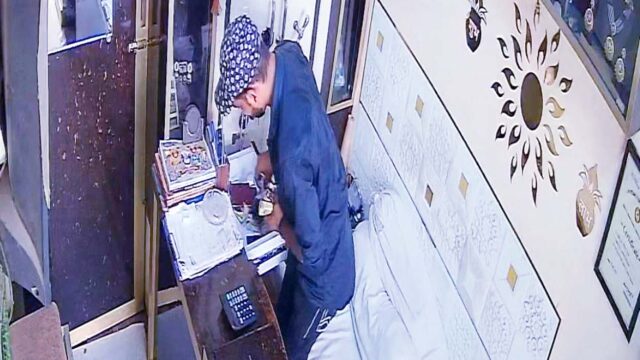दिनदहाड़े ज्वेलर्स की दुकान में चोरी, गल्ला तोड़कर नकदी-गहने ले गया चोर