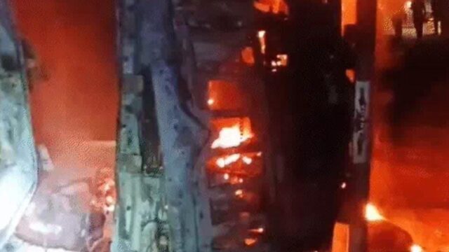 डिवाइडर से टकराकर पलटा ट्रक, चालक की जिंदा जलकर मौत