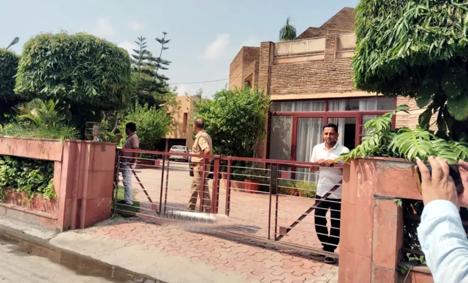 रेनबो विहार में उद्यमी आलोक डागा के आवास पर जीएसटी टीम की छापेमारी
