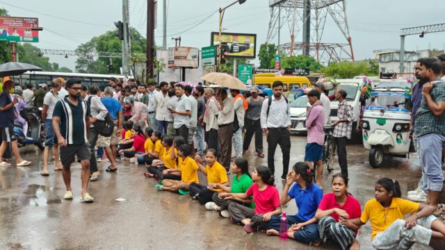 शिक्षकों की कमी को लेकर सड़क पर उतरीं 250 छात्राएं