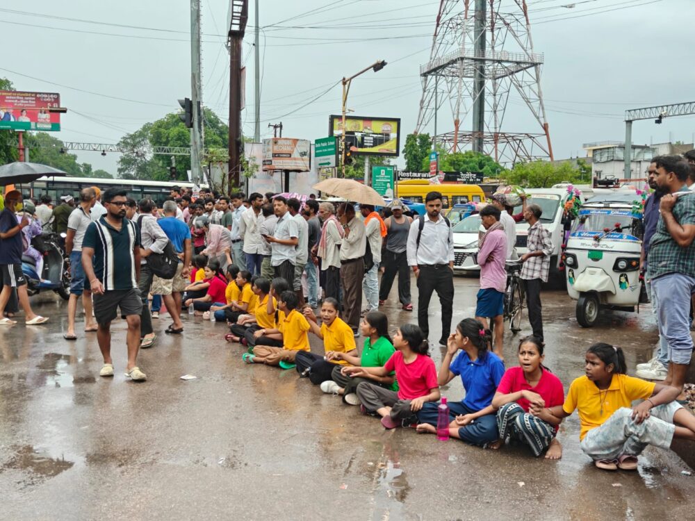 शिक्षकों की कमी को लेकर सड़क पर उतरीं 250 छात्राएं
