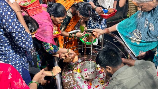 सावन के अंतिम बुधवार पर जलाभिषेक को पहुंचे हजारों शिवभक्त