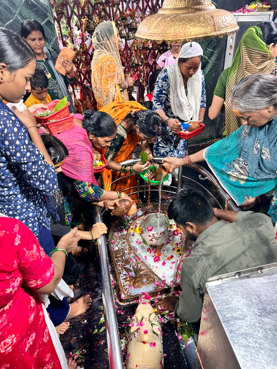 सावन के अंतिम बुधवार पर जलाभिषेक को पहुंचे हजारों शिवभक्त