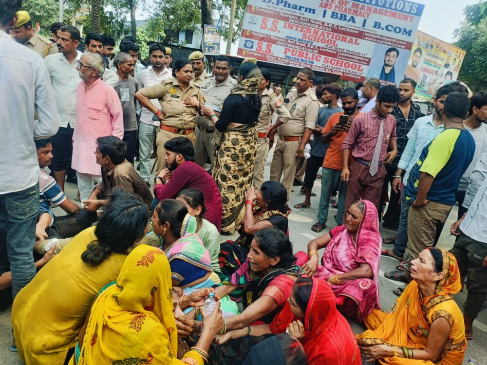 युवक की पीटकर हत्या, परिजनों ने किया प्रदर्शन 