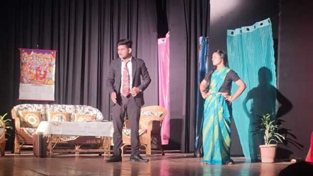घर की मुर्गी नाटक में दिखा संतोष में ही है सुख