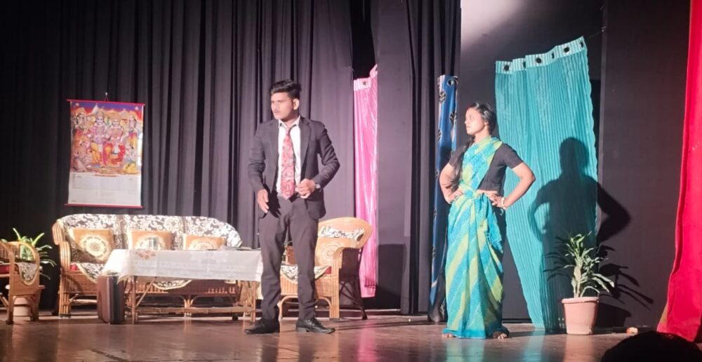 घर की मुर्गी नाटक में दिखा संतोष में ही है सुख