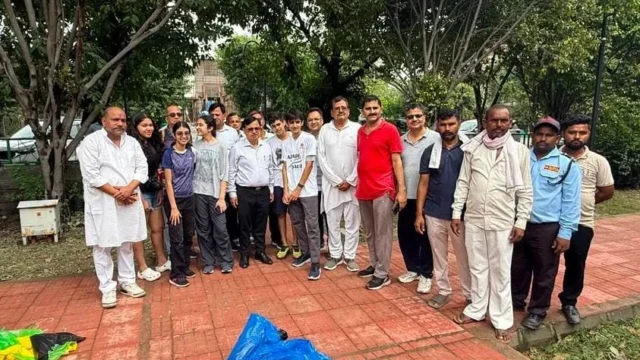 बच्चों ने अधिकारियों संग चलाया सफाई अभियान