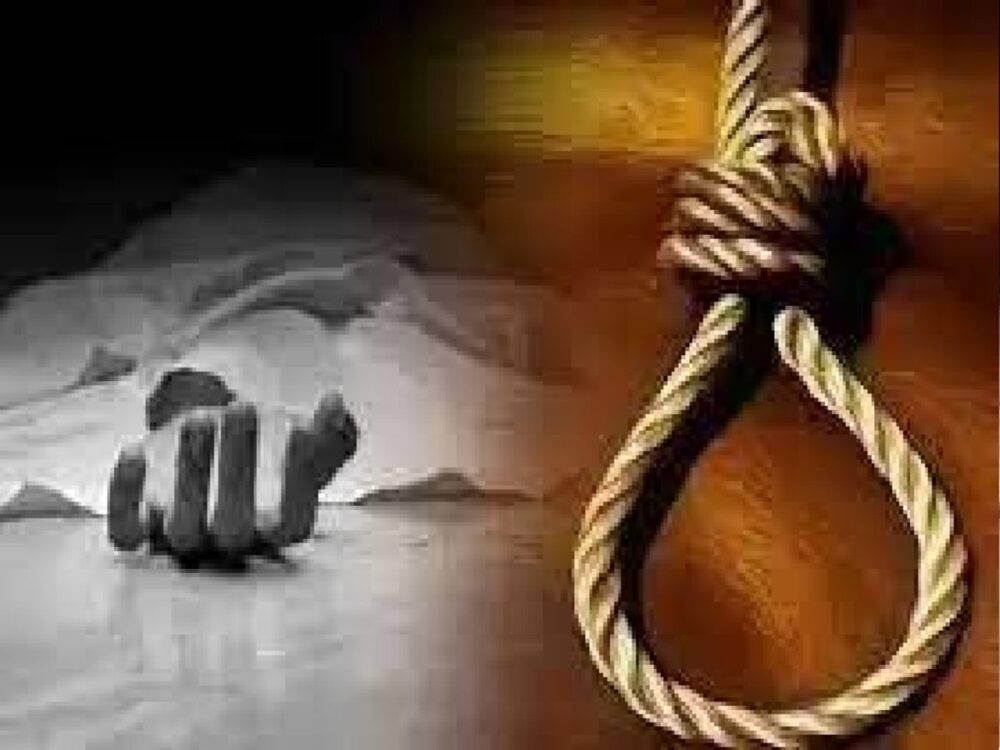 पेड़ से लटका मिला 21 वर्षीय युवक का शव