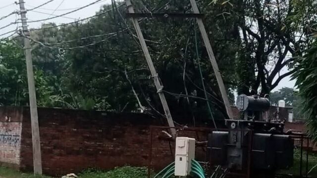 झुके पोल पर 11 हजार की सप्लाई, बड़ी घटना के इंतजार कर रहा विभाग
