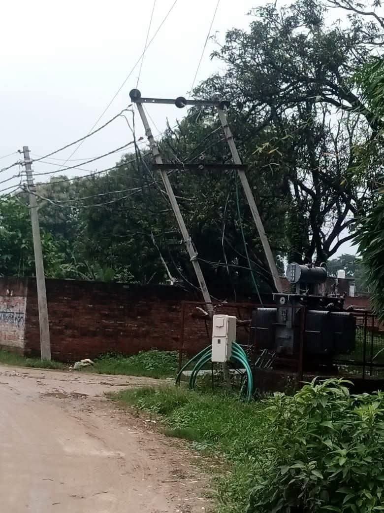 झुके पोल पर 11 हजार की सप्लाई, बड़ी घटना के इंतजार कर रहा विभाग