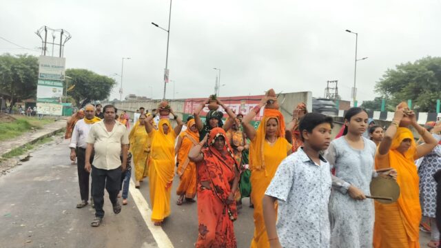 शिवलिंग स्थापना को लेकर निकली भव्य शोभायात्रा
