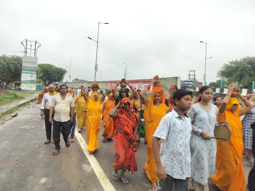शिवलिंग स्थापना को लेकर निकली भव्य शोभायात्रा