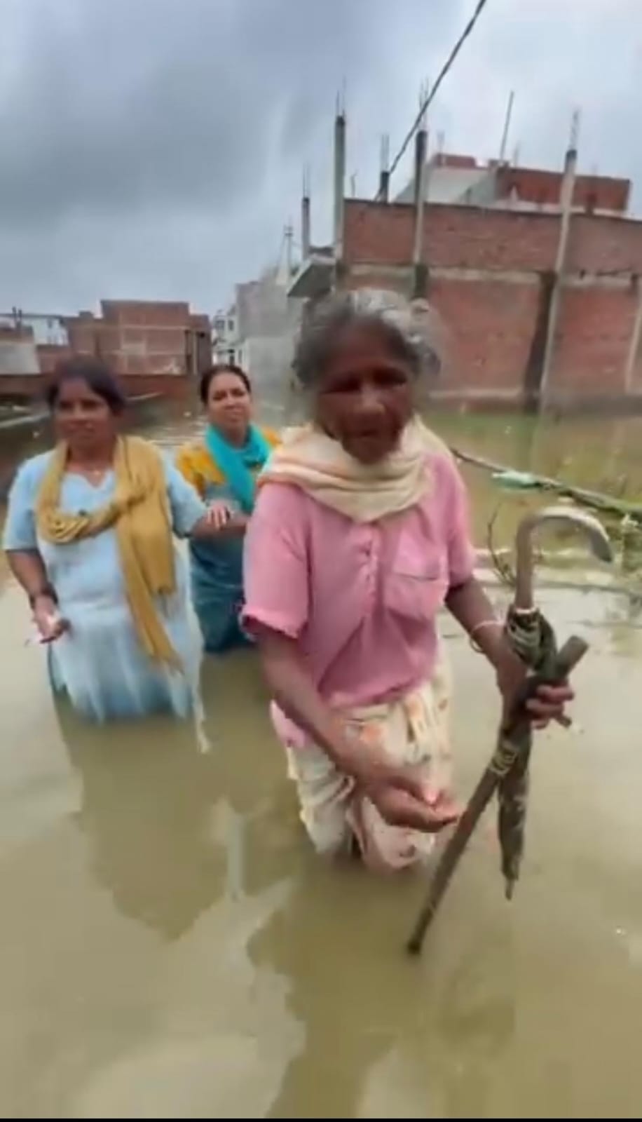 जलभराव से त्रस्त गीता विहार के लोगों ने लगाई सीएम से गुहार
